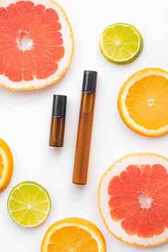 化妆品辊石油柑橘类水果化妆品程序健康的皮肤皮肤护理柑橘类石油白色背景复制空间
