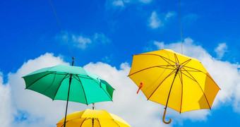 色彩鲜艳的<strong>雨</strong>伞<strong>城市</strong>街装饰挂色彩斑斓的<strong>雨</strong>伞蓝色的天空旅游吸引力