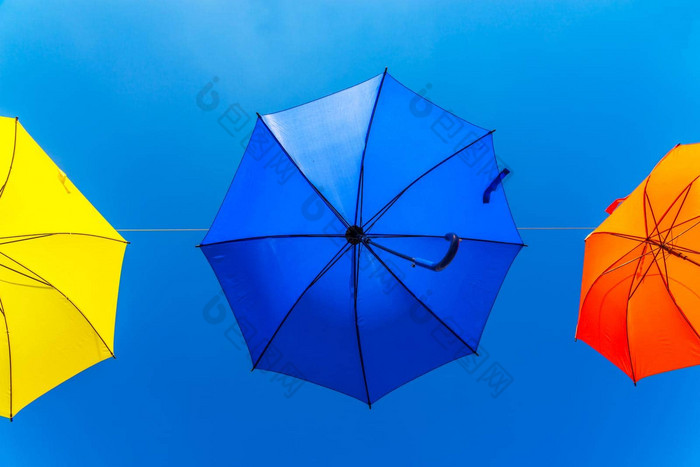 色彩鲜艳的雨伞城市街装饰挂色彩斑斓的雨伞