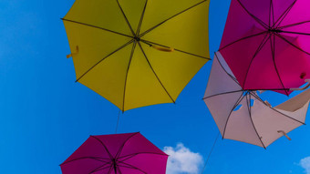 色彩鲜艳的<strong>雨伞</strong>城市街装饰挂色彩斑斓的<strong>雨伞</strong>蓝色的天空旅游吸引力