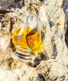 单麦芽威士忌玻璃岩石喝自然石头