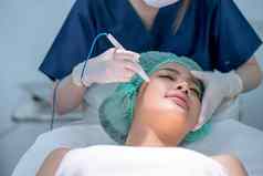 美丽的女人治疗脸工具形状笔过程美工作人员医生护士诊所沙龙概念美诊所美身体亚洲美