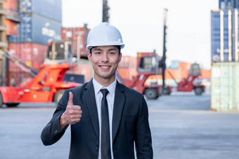 肖像工程师工人工厂技术员中国人风格男人。站拇指微笑工作场所区域概念好支持成功的工业业务