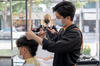 美沙龙亚洲理发师男人。卫生面具剪刀减少头发客户商店同事护理头发风格女人美业务好外观概念