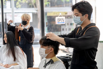 美沙龙亚洲理发师男人。卫生面具工作头发客户商店同事护理头发风格女人美业务好外观概念