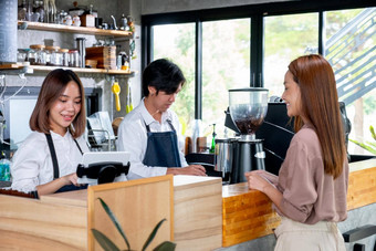 亚洲咖啡师咖啡制造商收到订单客户女人同事准备咖啡机概念好团队合作支持小业务系统
