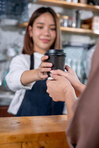 关闭手客户女人收到杯咖啡咖啡师咖啡制造商咖啡商店快乐工作小业务可持续发展的概念