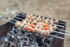 蘑菇串烤煤烧烤自然烧烤蘑菇结合西红柿