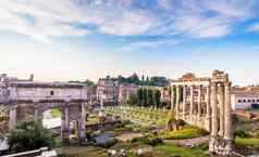 日出光蓝色的天空罗马古老的体系结构罗马意大利