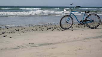 自行车巡洋舰自行车海洋海滩加州海岸美国夏季蓝色的周期沙子水波