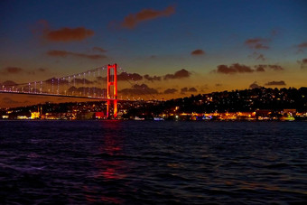 晚上船旅行横<strong>跨</strong>博斯普鲁斯海峡伊斯坦布尔横<strong>跨</strong>博斯普鲁斯海峡<strong>桥</strong>晚上灯