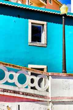 狭窄的色彩斑斓的街道外墙阳台里斯本