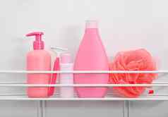 粉红色的瓶卫生化妆品白色浴