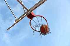 拍摄橙色篮球球篮子