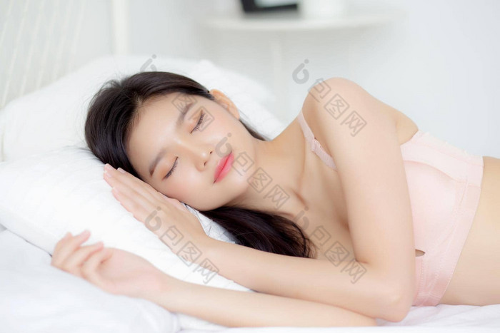 美丽的亚洲年轻的女人内衣睡眠说谎床上安慰快乐休闲卧室美亚洲女孩放松舒适的健康卧房首页生活方式概念