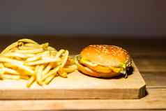 法国薯条鸡汉堡木表格食物垃圾食物快食物概念