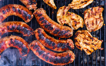 猪肉肉香肠烤木炭烧烤前视图美味的烧烤食物概念食物烧烤细节食物烧烤