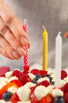 女手添加生日蜡烛自制的草莓蛋糕草莓馅饼生日蜡烛