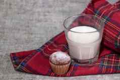 蛋糕松饼粉糖玻璃牛奶格子红色的织物桌布健康的早餐零食午餐