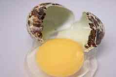 破碎的鹌鹑蛋孤立的白色背景泄漏白色蛋黄健康的生食物