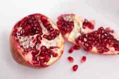 新鲜的成熟的切片石榴水果红色的种子孤立的白色背景
