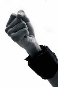 关闭人类手穿黑色的彩色的手腕重量手锻炼孤立的白色