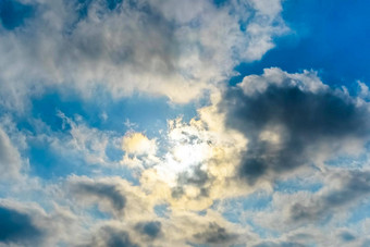 射线太阳打破云蓝色的天空白色羽毛云全景视图蓝色的天空云运动不错的天气清晰的天空全景天空运动