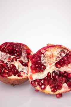 新鲜的成熟的切片石榴水果红色的种子孤立的白色背景