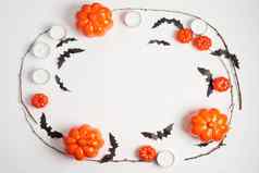 万圣节背景橙色装饰塑料南瓜黑色的纸蝙蝠白色纸板感恩节问候卡
