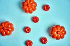 万圣节背景橙色装饰塑料南瓜蓝色的纸板感恩节问候卡