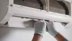 技术员服务检查修复空气护发素房子在室内墙
