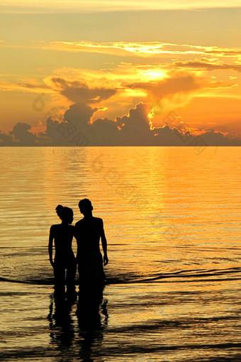橙色日落夫妇海滩岛青年古巴