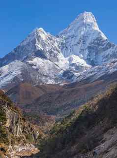 但达布拉姆峰会喜马拉雅山脉珠穆朗玛峰基地营长途跋涉