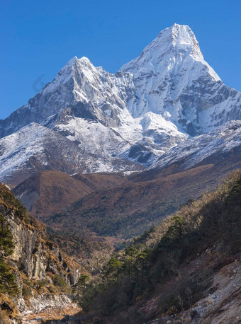 但达布拉姆峰会喜马拉雅山脉珠穆朗玛峰基地营长途跋涉图片
