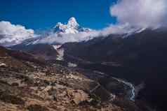 但达布拉姆峰会峰尼泊尔村喜马拉雅山脉