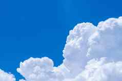 白色毛茸茸的云蓝色的天空软触摸感觉棉花白色蓬松的Cloudscape空间文本美自然特写镜头白色积云云纹理背景天空阳光明媚的一天