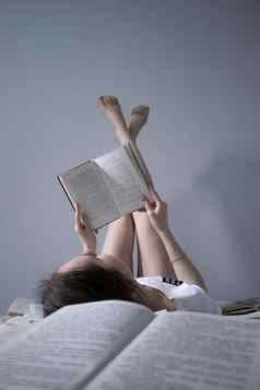 女孩阅读书说谎床上完整的书腿在家教育研究检疫阅读有帮助的