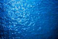 蓝色的绿松石水表面纹理海