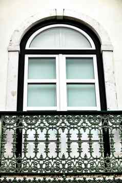 典型的古董葡萄牙语外观伪造的金属阳台