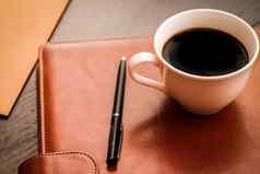 办公室表格桌子上咖啡杯生产力概念