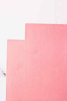 粉红色的论文白色大理石背景办公室文具平铺奢侈品品牌平躺品牌身份设计模型