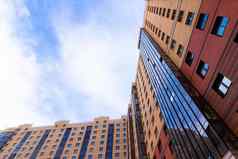 窗户高多层住宅建筑住宅公寓建筑蓝色的天空的地方文本文章住房俄罗斯彼得堡4月
