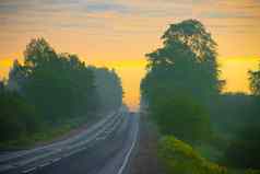 高速公路黎明美丽的路路景观旅行车