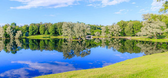 全景夏天公园公园俄罗斯公共公园镜子图像公园水桥夏天公园湖公园城市公园美丽的夏天景观
