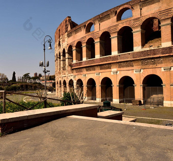 视图罗马圆形大剧场游客由于封锁