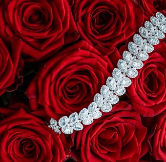 奢侈品<strong>钻石</strong>手镯花束红色的玫瑰珠宝爱礼物<strong>情人节</strong>一天浪漫的假期现在