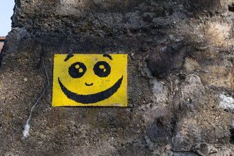 黄色的笑脸画板标记石头腐烂的墙杜伊斯堡landschafts公园德国