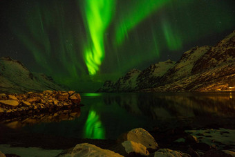 绿色北欧灯极光北欧化工erstfjordsbotn夸洛亚特罗姆瑟挪威山峡湾