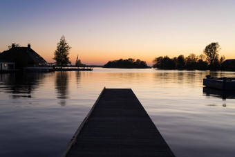 码头光滑的水海岸湖黄昏显示反射日落水概念的角度来看秋天晚上