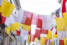 荷兰广场旗帜丝带红色的白色黄色的传统的节日命名狂欢节經酱斯海尔托亨博斯oeteldonk蓝色的天空